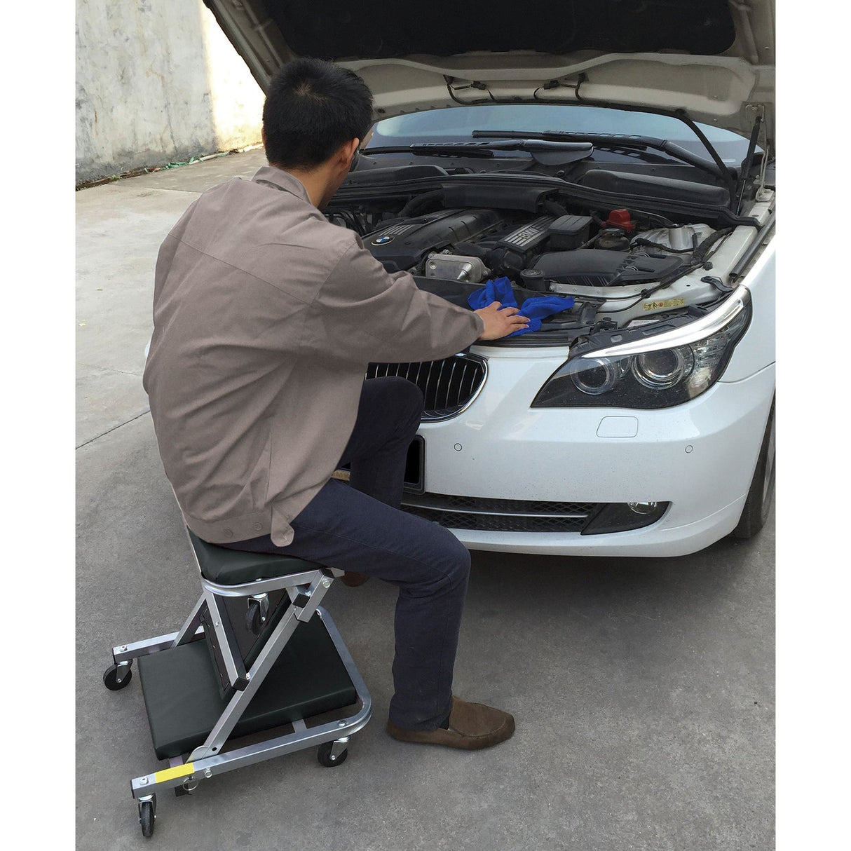 Kraftwerk Werkstattliege und -klappsitz