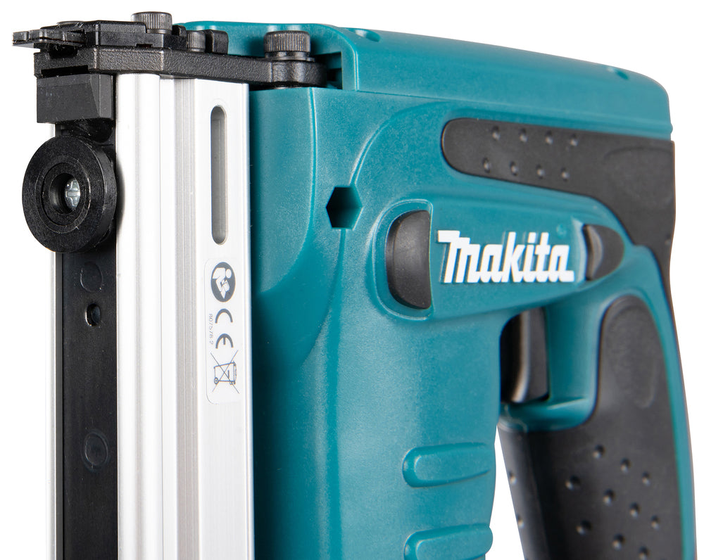 Makita 18 V Akku-Tacker – schnell, präzise & komfortabel, ideal für MDF-Dachpaneele - DST221Z