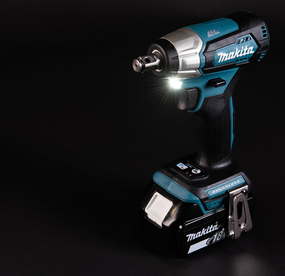 Makita Akku-Schlagschrauber 18V – kompakt, 210 Nm, Auto-Stopp & bürstenlos - DTW181Z