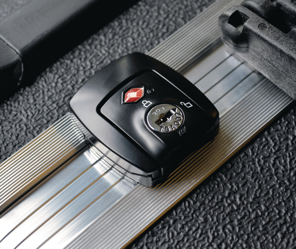 TECWERK Schalenkoffer rollbar 64 l HDPE mit TSA-Schloss und Aluminiumrahmen