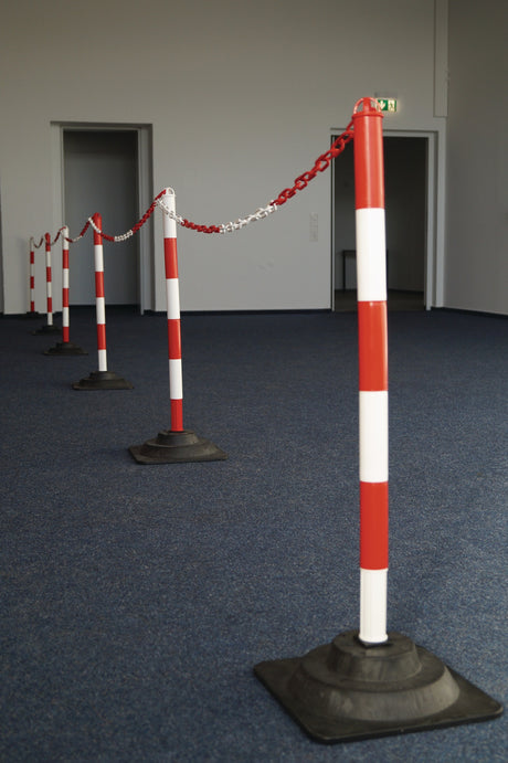 TEMKA Sperrpfosten PE/PVC rot/weiß Ø 40 mm – Pfostenkopf mit 4 Kettenaufnahmen
