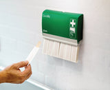 PLUM Pflasterspender QuickFix Elastic long – grüner Spender mit 60 elastischen Fingerverbänden