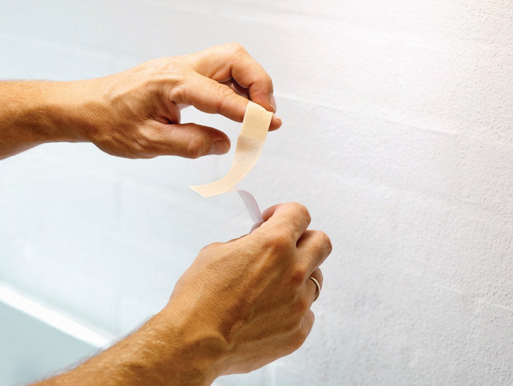 PLUM Pflasterspender QuickFix 1 – 90 wasserfeste Pflasterstrips, Diebstahlschutz, grün
