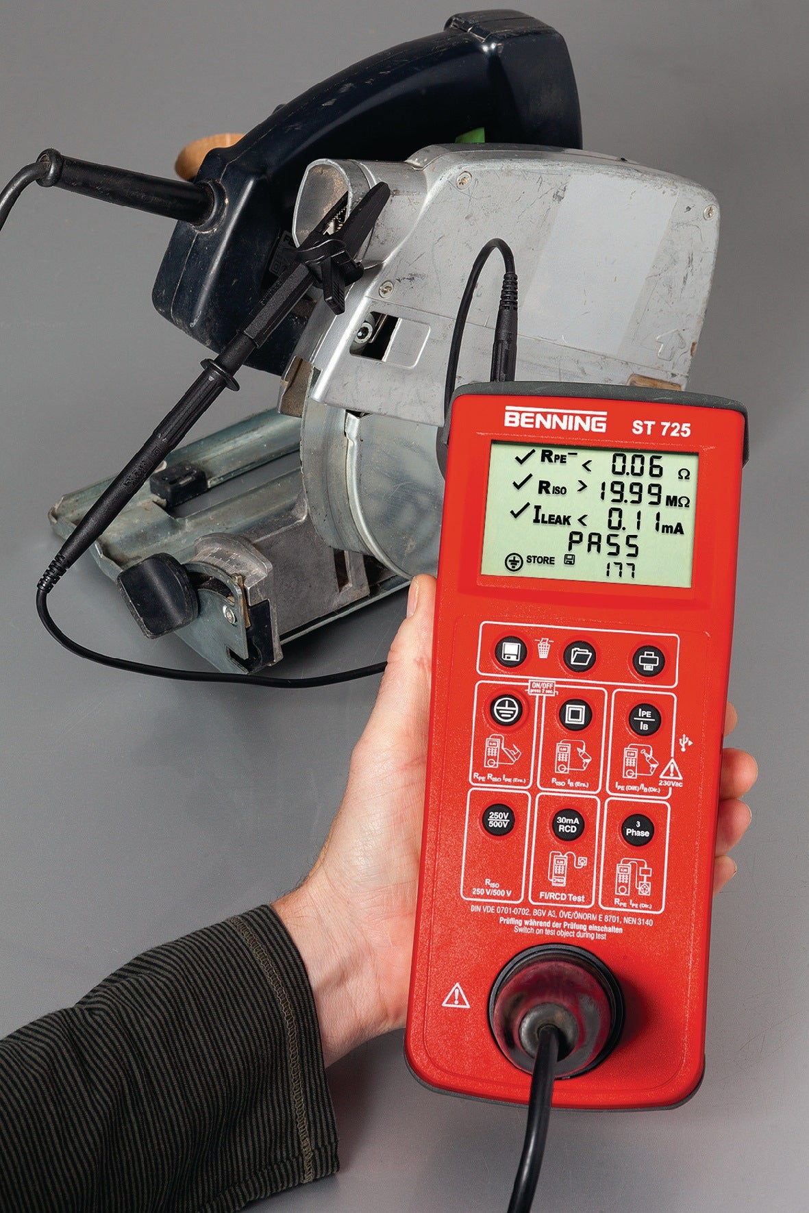 BENNING Gerätetester ST 725 – Batterie-/Netzbetrieb, VDE 0701/0702, 999 Speicherplätze