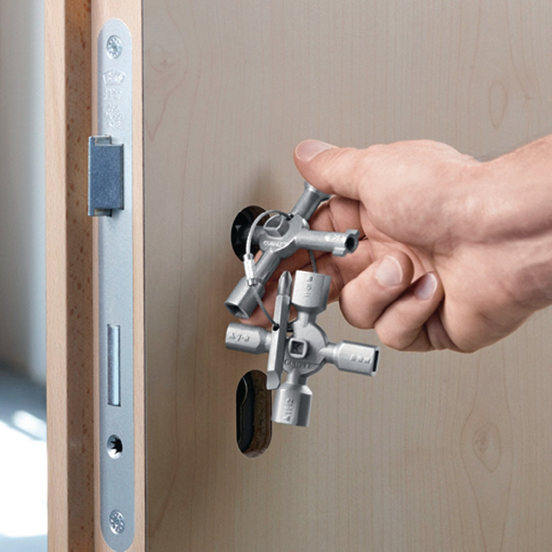 KNIPEX Schaltschrankschlüssel TwinKey® mit 6 Funktionen und Magnet-Verbindung