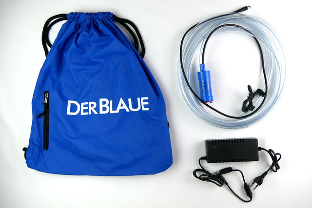 DER BLAUE AQ Pumpsystem 12 V mit Netzteil, 3 m Schlauch und Halteclip im Beutel